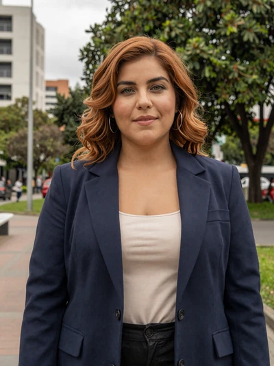 Alejandra, 31, Colombian single from Bogotá in a modern city park setting