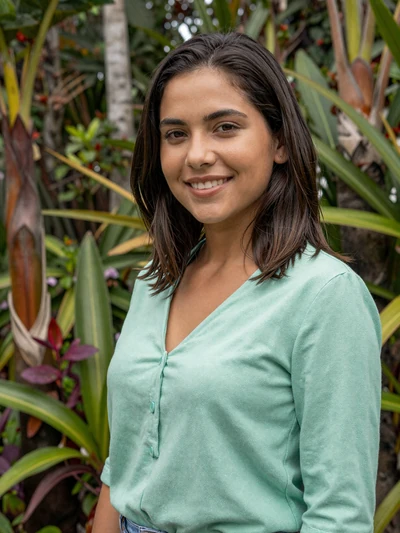 Isabella, 26, Costa Rican single from San José with a warm smile in a tropical garden